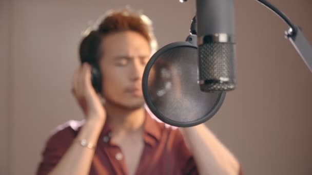 Νεαρός Ασίας Τραγουδιστής Τραγουδά Στο Στούντιο Ηχογράφησης Ακουστικά Και Μικρόφωνο — Αρχείο Βίντεο