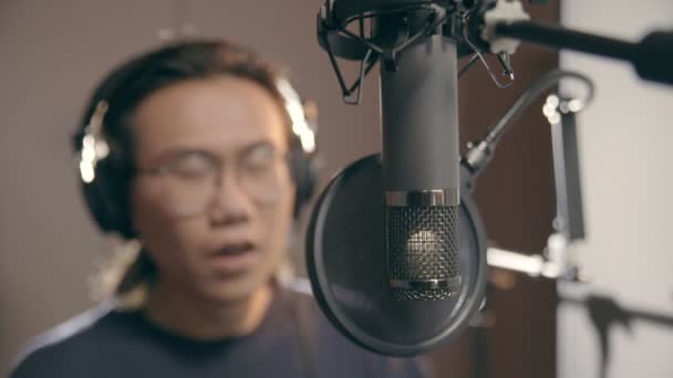 Молода Азіатська Співачка Співає Студії Звукозапису Навушниками Мікрофоном — стокове відео
