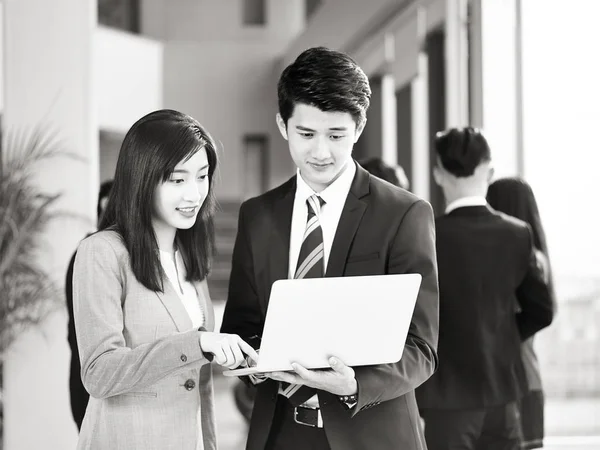 Joven Asiático Hombre Negocios Mujer Negocios Trabajando Juntos Oficina Utilizando — Foto de Stock