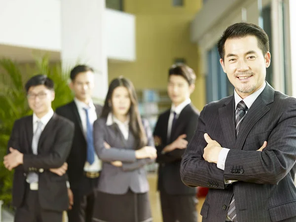 Portret Azjatycki Biznes Biznesmen Ramiona Skrzyżowanymi Patrząc Kamery Uśmiechnięty Współpracowników — Zdjęcie stockowe