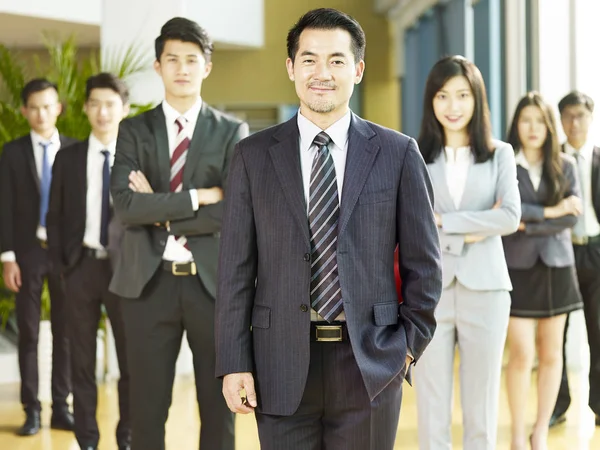 Retrato Uma Equipe Empresários Asiáticos Bem Sucedidos Mulheres Negócios Olhando — Fotografia de Stock
