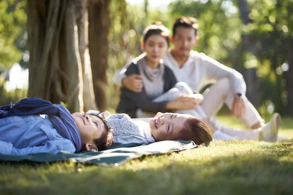 Due Bambini Asiatici Bambino Ragazza Divertono Sdraiato Sull Erba Con — Foto Stock