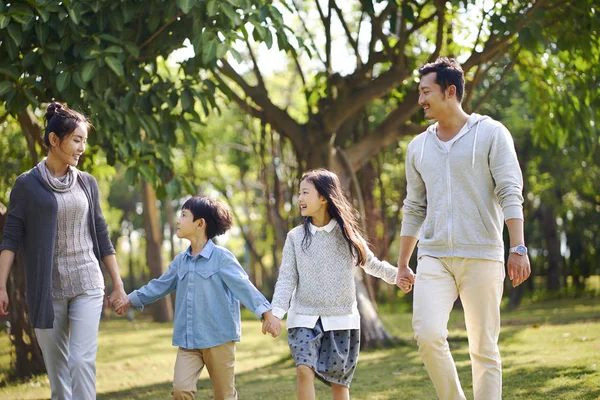 Iki Çocuklu Mutlu Gülümseyerek Park Rahatlatıcı Yürüyüş Asya Aile — Stok fotoğraf