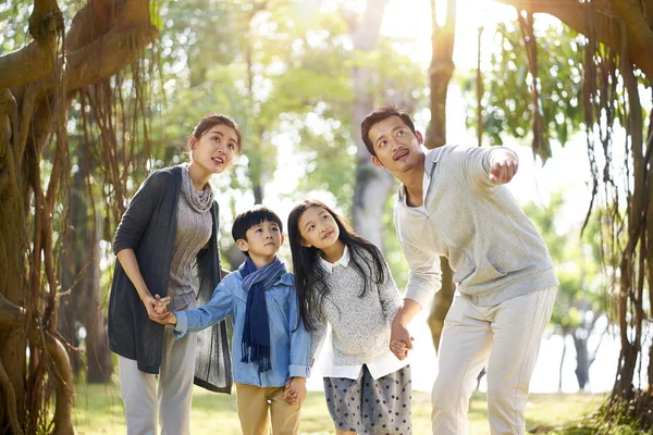 Famille Asiatique Avec Deux Enfants Amusant Explorer Les Bois Dans — Photo