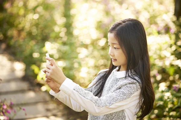 Schöne Kleine Asiatische Mädchen Mit Langen Haaren Die Ein Selfie — Stockfoto