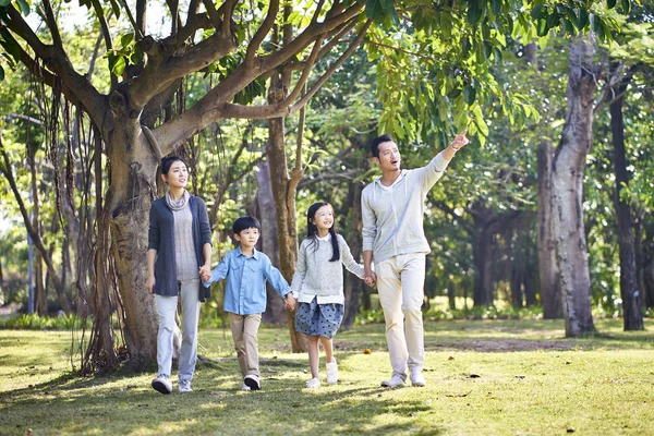 Familia Asiática Con Dos Niños Caminando Mano Aire Libre Parque —  Fotos de Stock