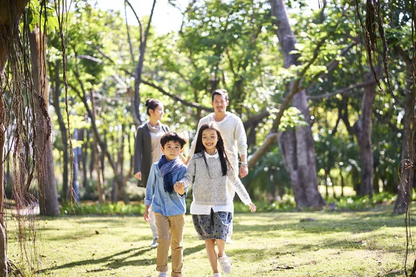 亚洲家庭与两个孩子步行放松有乐趣在公园快乐和微笑 — 图库照片
