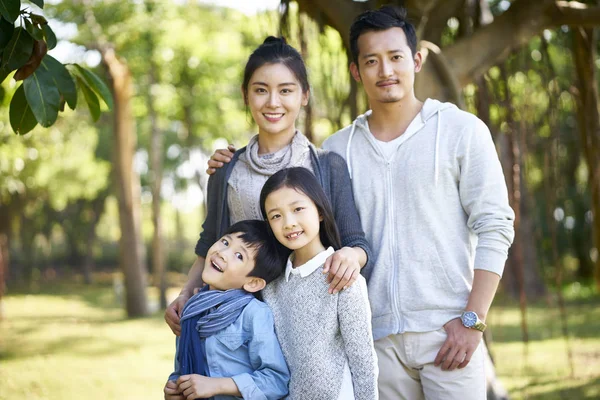 人の子供を持つアジア系の家族の屋外のポートレート — ストック写真