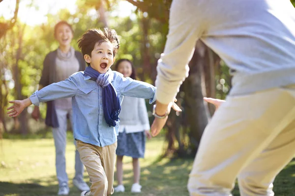 Asiático Menino Filho Correndo Para Pai Abraço — Fotografia de Stock