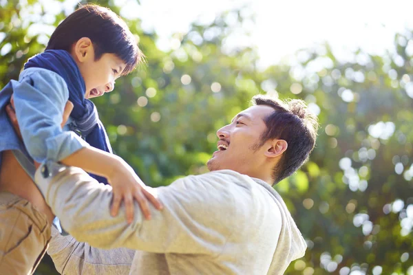 Asiatico Padre Avendo Divertente Sollevamento Figlio All Aperto Parco — Foto Stock