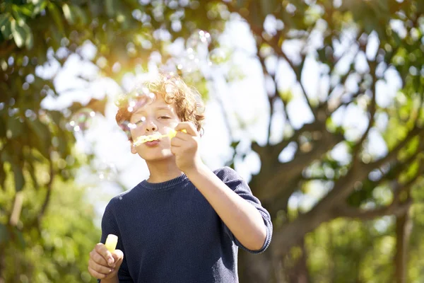 Jarige Italiaanse Jongen Waait Zeepbellen Buiten Park — Stockfoto