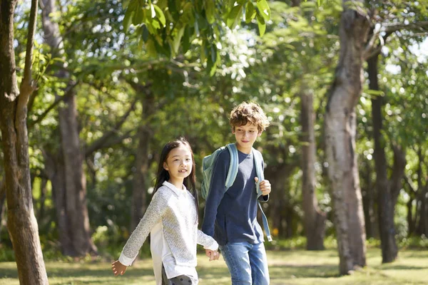 Piccola Ragazza Asiatica Caucasico Ragazzo Camminare Insieme Tenendo Mani All — Foto Stock