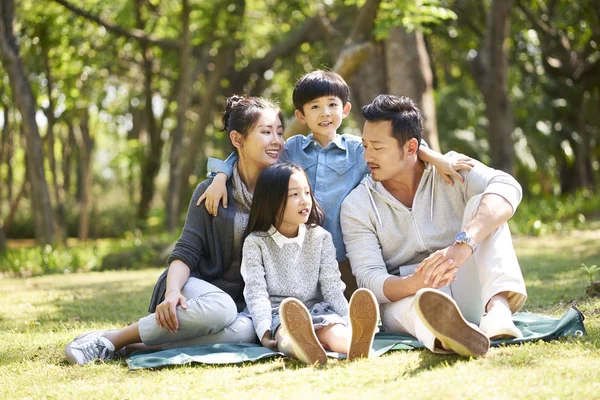 Asiatique Famille Avec Deux Enfants Avoir Amusant Assis Sur Herbe — Photo