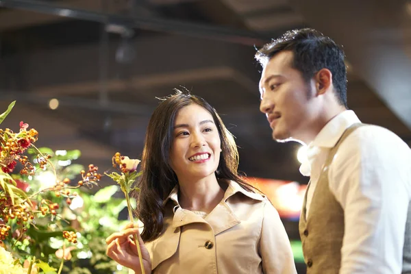Asiático casal compra flores — Fotografia de Stock