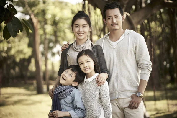 Retrato al aire libre de familia asiática — Foto de Stock