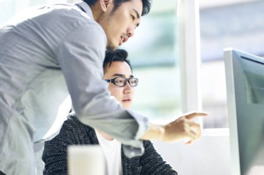 iki Asyalı işadamları birlikte çalışma office
