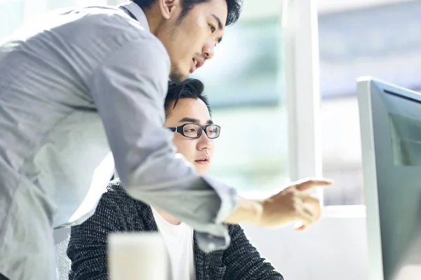 Två asiatiska affärsmän arbeta tillsammans i office — Stockfoto