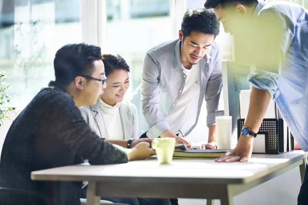 Groep van vier Aziatische zakenmensen werken samen in kantoor — Stockfoto