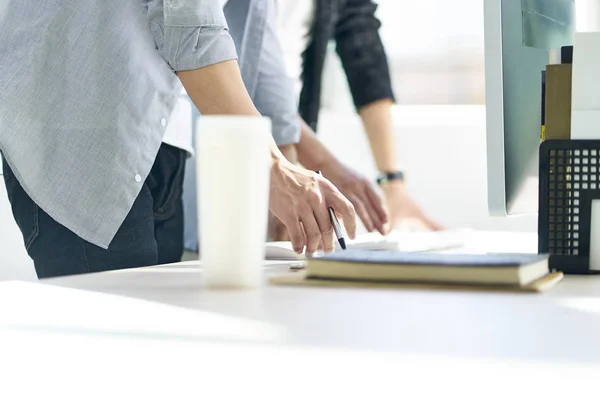 Dos asiático empresarios trabajando juntos en oficina —  Fotos de Stock