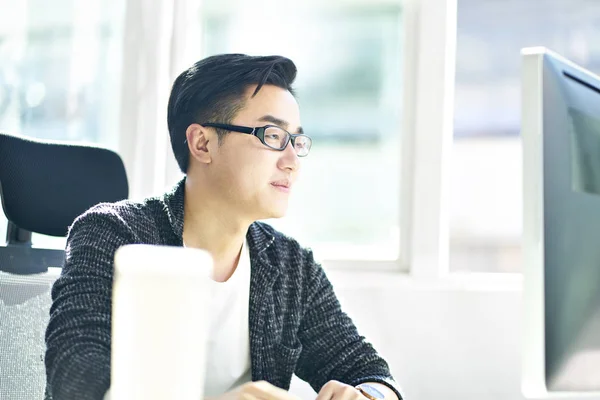Jovem asiático empresário trabalhando no escritório — Fotografia de Stock