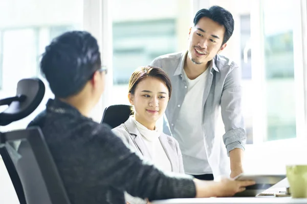 Három ázsiai vállalati vezetők ülésén hivatalban — Stock Fotó