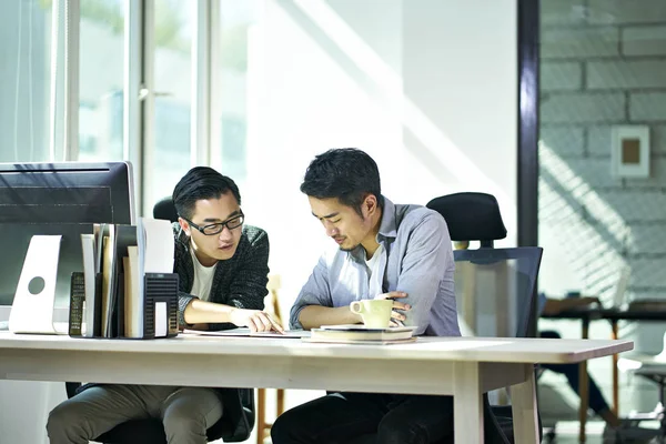 Dos asiático negocios hombres trabajando juntos en oficina —  Fotos de Stock