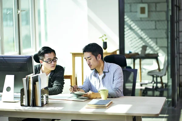 Twee Aziatische zakenmannen werken samen in Office — Stockfoto