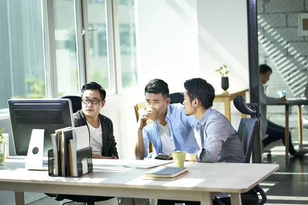 Tre asiatici uomini d'affari che lavorano insieme in ufficio — Foto Stock