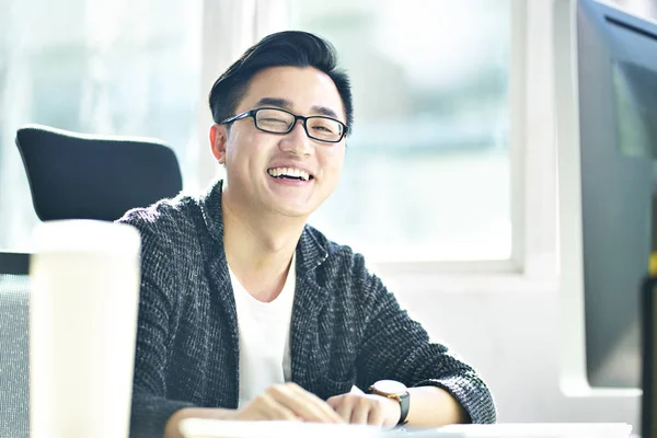 Aziatische zakenman, werkzaam in kantoor — Stockfoto
