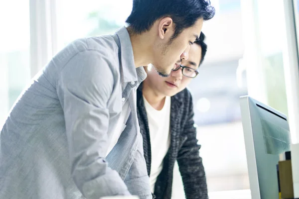 Two asian business people working together in office — Stock Photo, Image
