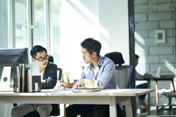 Dva asijští obchodní lidé, kteří pracují společně v kanceláři — Stock fotografie