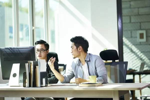 Two asian business people working together in office — Stock Photo, Image