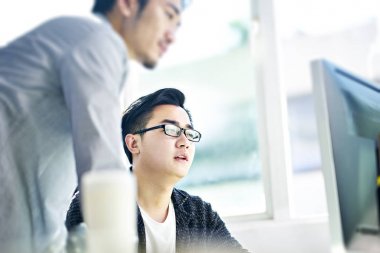 ofiste iş tartışan iki Asya kurumsal Yöneticiler