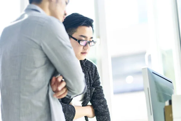 Zwei asiatische Geschäftsleute arbeiten zusammen im Büro — Stockfoto