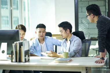 ofiste iş tartışıyor dört genç Asya girişimciler