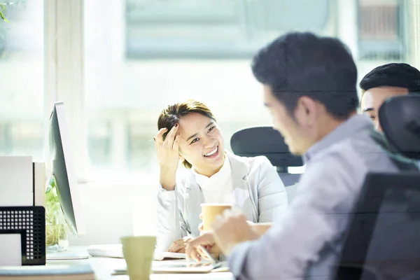 Junge asiatische Geschäftsleute treffen sich im Büro — Stockfoto