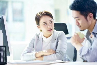 ofiste birlikte çalışan iki Asyalı iş adamları