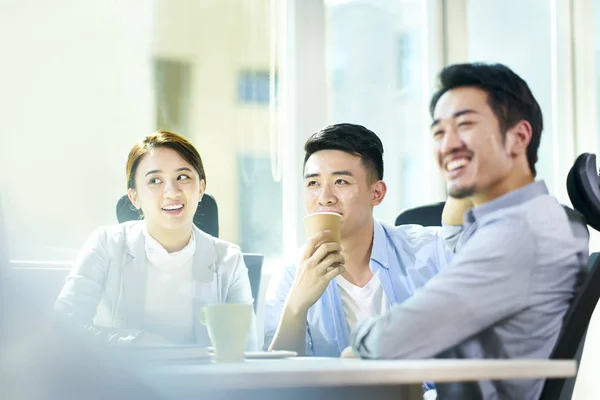 Jóvenes asiático negocios personas reunión en oficina —  Fotos de Stock