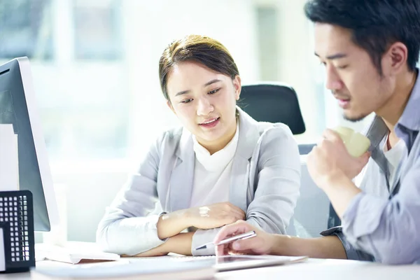 사무실에서 함께 일하는 두 명의 아시아 사업가 — 스톡 사진