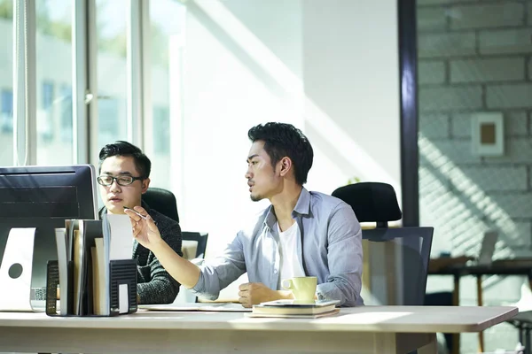 Due uomini d'affari asiatici che lavorano insieme in ufficio — Foto Stock