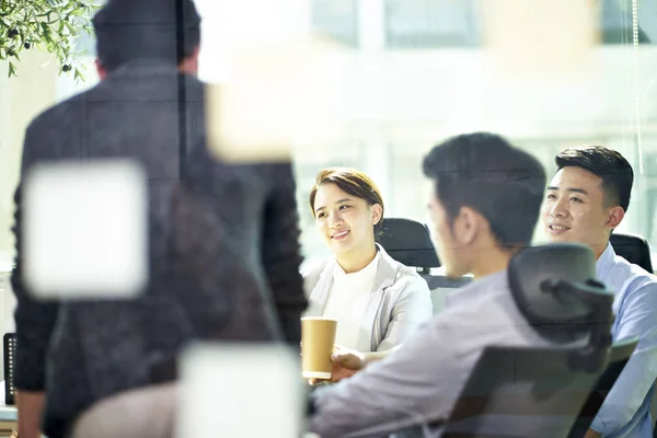 Jóvenes asiático negocios personas reunión en oficina —  Fotos de Stock