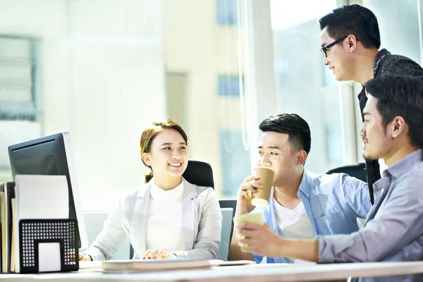 Jóvenes asiático negocios personas reunión en oficina — Foto de Stock