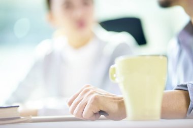 kalem tutan işadamının eli