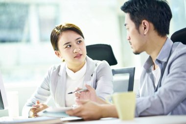 ofiste birlikte çalışan asyalı işadamı ve iş kadını