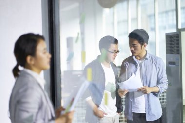 Asya iş kadını ofiste çalışan