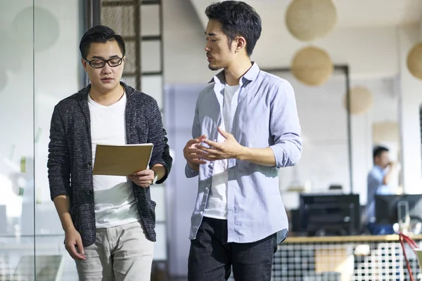 Young asian coworkers discussing business in office — Stok fotoğraf