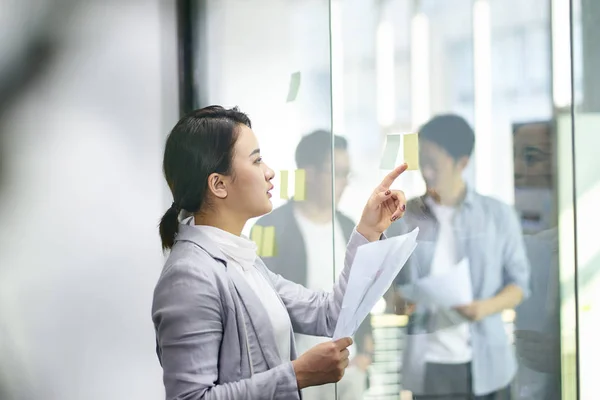 Ung asiatisk kvinna som arbetar i mötesrum — Stockfoto