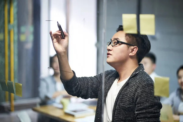 Jong aziatisch business team mensen vergadering in office — Stockfoto