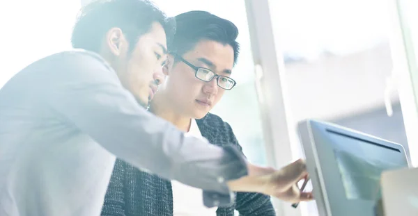 Twee Aziatische zakenmensen werken samen in kantoor — Stockfoto