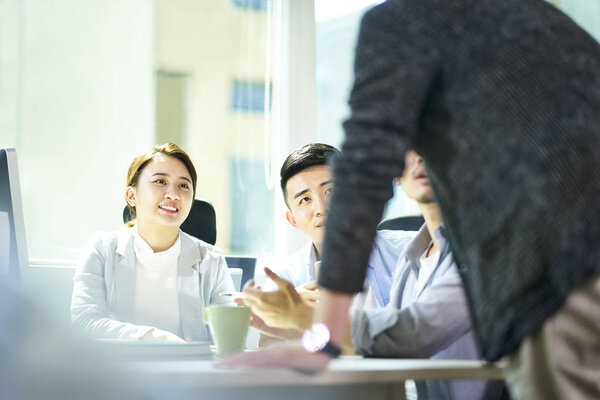 молодые азиатские бизнесмены встречаются в офисе

